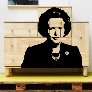 komoda z wizerunkiem Margaret Thatcher