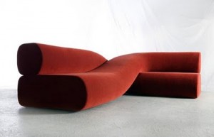 nietypowa czerwona futurystyczna sofa